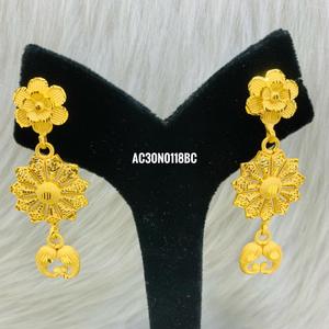 Collier de créateur en laiton plaqué or avec chaîne boîte et motif floral - Product Image 2