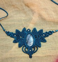 Collier fantaisie en macramé avec pendentif ovale en quartz bleu, plaqué argent, fil doré, style bohème vintage, certifié
