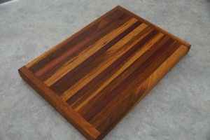 Tabla de cortar artesanal de maderas mixtas, tabla de cocina sólida de madera multicolor para cortar, rebanar, servir y una presentación elegante en la mesa. - Product Image 1