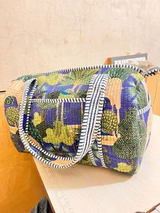 Sac de taille sur mesure en sacs à provisions matelassés Kantha imprimés de fleurs brodés à la main fabriqués à partir de tissus imprimés en blocs de coton. - Product Image 2