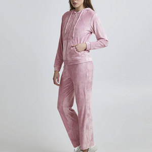 Ensemble de survêtement athleisure pour femmes, vêtements de sport personnalisés pour le streetwear, la salle de sport et les voyages - Product Image 2