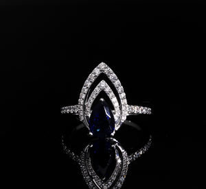 Bague classique plaquée or rhodié 14 carats avec diamant en forme de poire, double halo de diamants marquise, déclaration audacieuse, élégance de soirée, bande pavée - Product Image 3