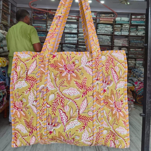 Sac fourre-tout en coton matelassé imprimé pour les acheteurs exportateurs Sac de transport en tissu réutilisable pour les commandes en gros Vente au détail Shopping quotidien Utilisation quotidienne Vente au marché - Product Image 1