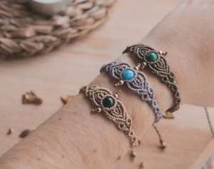 สร้อยข้อมือแฮนด์เมดสไตล์วินเทจจาก HARI OM CREATIONS ประดับด้วยหินหลากสีแบบผสมผสาน ตกแต่งด้วยเชือกมาคราเม่สไตล์โบฮีเมียน ชุบทอง หลากสี เหมาะสำหรับเป็นของขวัญและใส่ในงานปาร์ตี้ - Product Image 6