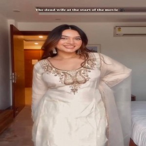 Conjunto de Kurti, Pantalón y Dupatta de Seda Romana Pesada VASTRA COTTAGE con Bordado de Lentejuelas, Dupatta de Seda Organza, Conjunto de Diseñador para Fiestas - Product Image 1