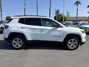 SUV Compass Latitude 4WD 2024 USADO EN BUEN ESTADO, Volante a la Izquierda, Interior Oscuro, Asientos de Cuero - Product Image 2