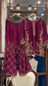 ชุดเดรสผ้าไหมสีแดงลายพลัสซซเกอร์ติจากปากีสถานจากนักออกแบบชาวอินเดียคอลเลกชันพร้อมทำสำหรับผู้หญิงชุดใส่ในงานแต่งงานงานเลี้ยงชาติพันธุ์ดูปตาหนัก - Product Image 5