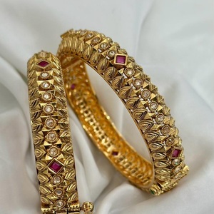 Diseño elegante chapado en oro mate hermoso aspecto dos juegos de brazaletes elegantes brazaletes que se pueden abrir para mujeres para ropa de boda - Product Image 1
