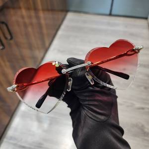 Gafas de Sol Premium en Forma de Corazón Rojo, Personalizadas, Unisex, con Lentes de Cristal con Incrustaciones de Diamantes, Montura de Acero Inoxidable, Ligeras, UV400 - Product Image 4