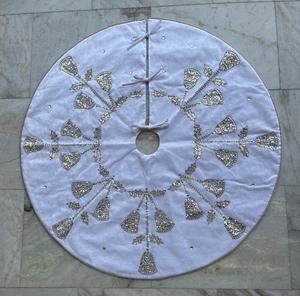 Falda de árbol de Navidad de gama alta con tela de calidad superior y detalles decorativos que agregan un toque de lujo a su exhibición - Product Image 1