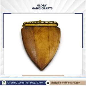 Colgante de colmillo de hueso de buey marrón hecho a mano con tapa dorada punteada, joyería de cuerno de estilo clásico único para fiestas y regalos - Product Image 2