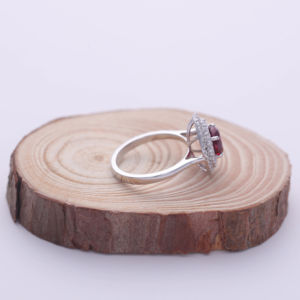 Anillo de compromiso de oro blanco, rosa y amarillo de 18 quilates con doble halo de piedras preciosas rojas cultivadas en laboratorio de 2.21 quilates y diamantes redondos para mujer - Product Image 5