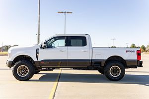 Ford F-350 Super Duty King Ranch Crew Cab 4x4 2024, Faros LED Blancos, Transmisión Automática, Neumáticos R20, Asientos de Cuero - Product Image 2