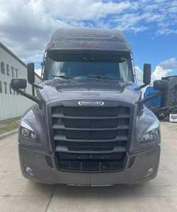 Compre con nosotros: Camión semirremolque Cascadia 126 Sleeper 2025 USADO en excelente estado - 505HP, Envío Gratuito, Entrega a Domicilio en Todo el Mundo - Product Image 1