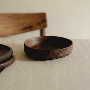 Assiette ronde en bois rustique faite à la main finition naturelle texturée pour servir la salade ou l'utilisation décorative Vaisselle en bois unique - Product Image 1