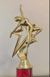 Premio moderno en espiral de oro y cristal para la máxima innovación, disponible a precios de mayorista, y seguro de impresionar a cada uno de los receptores. - Product Image 6