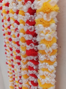 พวงมาลัยดอกไม้ประดิษฐ์จาก Mogra มีลูกบอลขนสัตว์สีแดงและสีเหลืองสำหรับงานแต่งงานเทศกาลและการตกแต่งบ้านและการใช้ในพิธี - Product Image 3