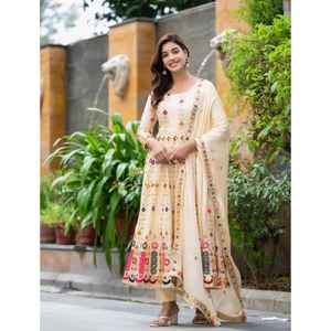 Lanzamiento de un Nuevo Vestido Anarkali de Diseño Moderno para Fiestas, Zain Exports, Bordado con Lentejuelas Reversibles, Tela Pura Chinon - Product Image 1