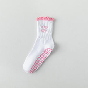 Chaussettes de Pilates de haute qualité en rose avec poignées antidérapantes, chaussettes de yoga à volants, broderie personnalisée, chaussettes de Pilates - Product Image 5