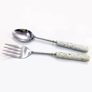 Cubiertos de restaurante Juego de cubiertos reutilizables Cuchara Estilo moderno Acero inoxidable Plata Pulida con mango de mármol Juego de cubiertos - Product Image 5