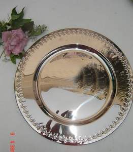 Assiette de présentation en métal pour banquet, élégante et décorative, pour table de mariage de luxe, avec décoration moderne de qualité supérieure. - Product Image 1