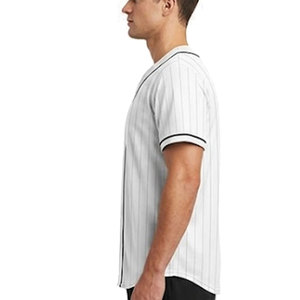 Camiseta de béisbol moderna para hombre, material ligero y transpirable, ideal para el día del partido y entrenamiento, con un look elegante. - Product Image 5
