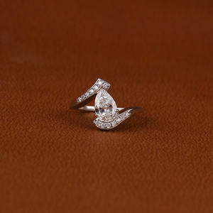 Anillo de compromiso de diamante cultivado en laboratorio con corte de pera Bypass, diseño personalizado hecho a mano con anillo de diamante de estilo moderno de oro macizo de 18 quilates - Product Image 1