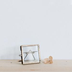 Mini cadre photo mignon en métal au design élégant, parfait pour l'affichage de bureau, la décoration de la maison, la table de bureau ou l'idée de cadeau mémorable - Product Image 1