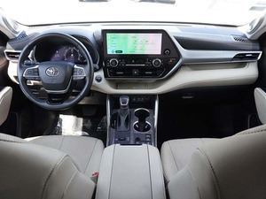 Toyot_a Highlander Hybrid Platinum AWD 2023 d'occasion abordable avec siège en cuir Démarrage à distance Bluetooth Sièges de troisième rangée Toit ouvrant - Product Image 5