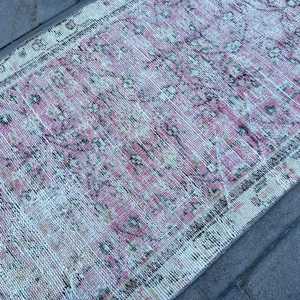 Alfombra vintage de 2.6x5.2 pies (80x157 cm), alfombra turca marroquí rosa - Product Image 5