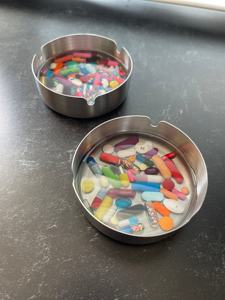 Elegante Cenicero de resina en oro negro blanco para decoración de oficina en casa; fácil de limpiar y lavable a bajo costo - Product Image 2