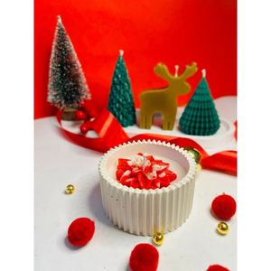 Bougie en béton parfumée aux senteurs de Noël Burn Bright dans un bocal pour une utilisation pendant les fêtes - Product Image 1