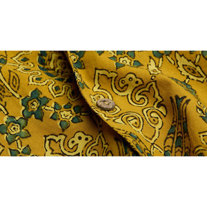 Camiseta con Estampado Ajrakh de Cúrcuma y Granada, Manga Corta, Tejido Transpirable y Comprimido, Logotipo Impreso en 3D - Product Image 4