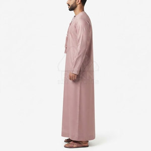 Kandura émirati raffiné pour homme, thobe traditionnel du Golfe, sans col, avec détail de pompons sur le devant, manches longues, en coton respirant et léger - Product Image 3