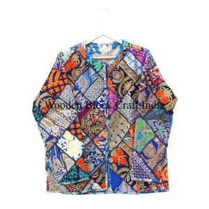 Veste Banjara matelassée brodée à motif floral vintage, faite à la main pour femmes, en denim de coton pur, écologique, pour les festivals de Navratri - Product Image 1
