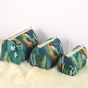 Ensemble de trousses de toilette et de pochettes à cosmétiques en coton matelassé fait main, style bohème, à motifs floraux, avec fermeture éclair et chaînes - Product Image 3