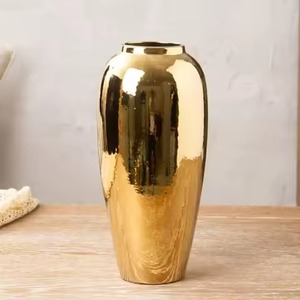 แจกันทรงยาวสีทองพร้อมดีไซน์สีขาวของตกแต่งหรูหราและมีสไตล์เหมาะสำหรับบ้านและสำนักงาน - Product Image 2