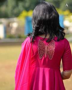 Robe longue en soie élégante pour femmes de créateur, robe de mariage, broderie imprimée numérique, bordure en dentelle, tenue de fête de style indien pakistanais - Product Image 3