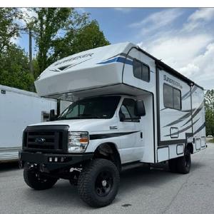 Autocaravana Usada Forest River SUNSEEKER 2150S LE 4x4 2024 con Asientos de Cuero Turbo y Portaequipajes de Aleación de Aluminio - Product Image 5