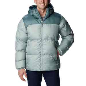 Chaqueta acolchada personalizada para hombre hecha con aislamiento ligero de tela suave al tacto perfecta para el estilo casual o de viaje de invierno - Product Image 1