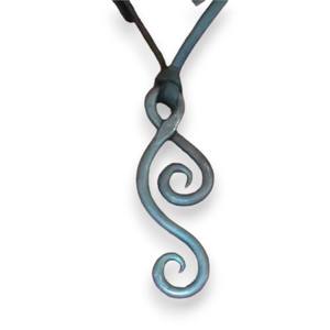 Colgante de bloqueo medieval forjado a mano de Kihara Viene suministrado con un hilo de cuero de alce de alta calidad - Product Image 1