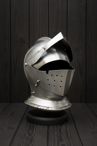 Casco de armadura metálica potente de marca privada diseñado para caballeros que ofrece una funcionalidad duradera y protectora lista para la batalla - Product Image 3