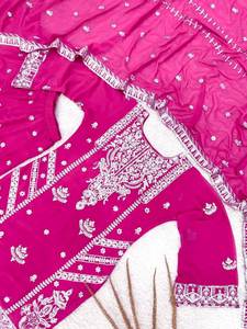 Présentation de la dernière création : magnifique salwar kameez de style télévisé avec travail de séquence de 5 mm, couleurs vives, avec bordure en dentelle et ensemble dupatta - Product Image 3