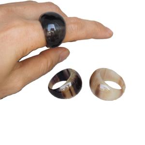 Anillos de dedo hechos de cuerno de búfalo y buey sostenibles Anillos de dedo ajustables de cuerno de buey de diseño natural para joyería Bohemia - Product Image 2