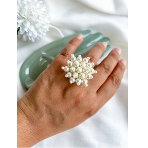 Fourniture en gros d'anneaux de perles faits à la main, couleurs et tailles personnalisables pour les femmes disponibles pour l'approvisionnement du World Wide Web - Product Image 1