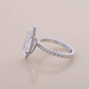 Anillo de Compromiso y Boda con Diamante Cultivado en Laboratorio con Corte Marquesa Certificado por IGI, Halo Oculto y Banda Pavé en Oro Blanco/Rosa/Amarillo de 9K - Product Image 3