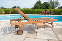 Chaise longue simple Deva en teck massif avec coussin imperméable et finition naturelle pour piscine, plage et hôtel, portable