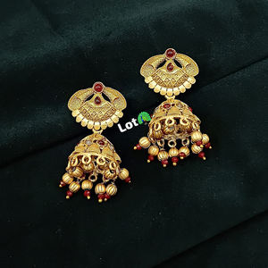 Boucles d'oreilles plaquées or de créateur avec perles et Kundan Jhumka parfaites pour les mariages, les fêtes et les fêtes - Product Image 3