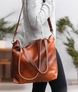 Fourre-tout en cuir véritable Timeless Grace avec forme structurée et brillance subtile - Product Image 5