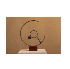 Escultura de metal decorativa de mesa inspirada en la naturaleza con motivo de hojas adecuado para interiores botánicos y decoración relajante para el hogar - Product Image 1